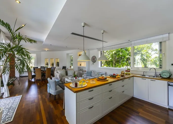 Marisol Kiti * Larnaca